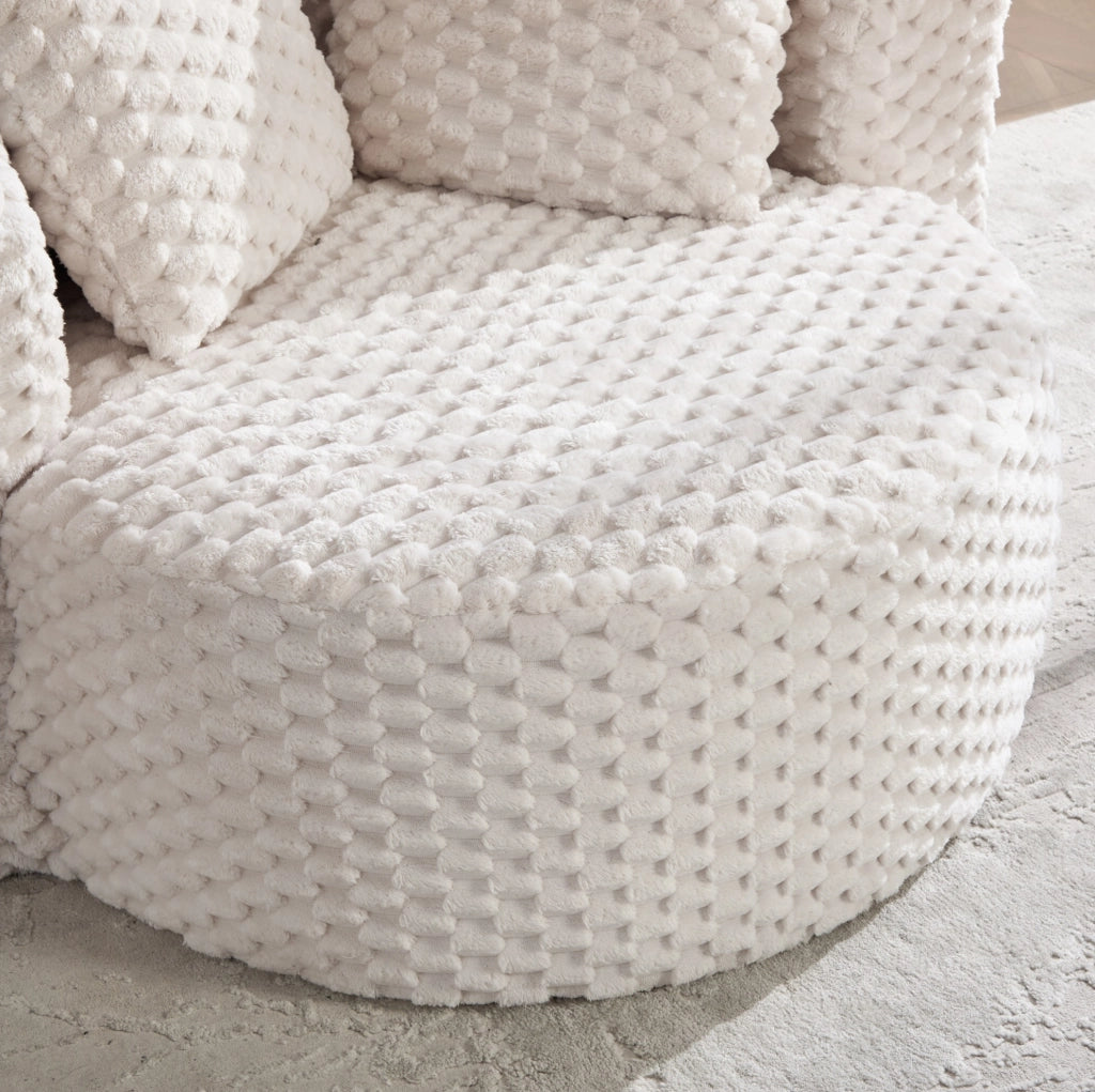Poltrona compatta con pouf, design avvolgente e rivestimento in tessuto