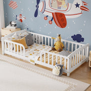 Letto a pavimento ULEVR 90x200 cm con sponde di sicurezza e ingresso centrale, legno di pino bianco