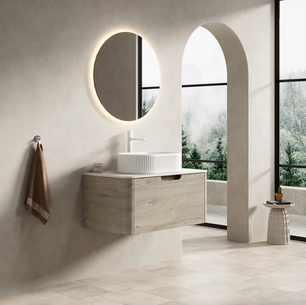 Mobile bagno sospeso 80 cm con lavabo ovale bianco in ceramica e piano in travertino sinterizzato, armadietto in multistrato effetto quercia crema con cassetto