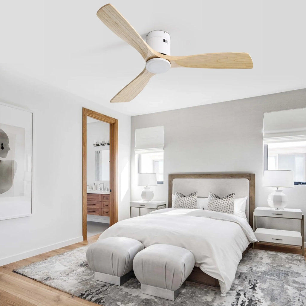 Ventilatore da soffitto bianco con 3 pale in legno, motore DC reversibile e telecomando