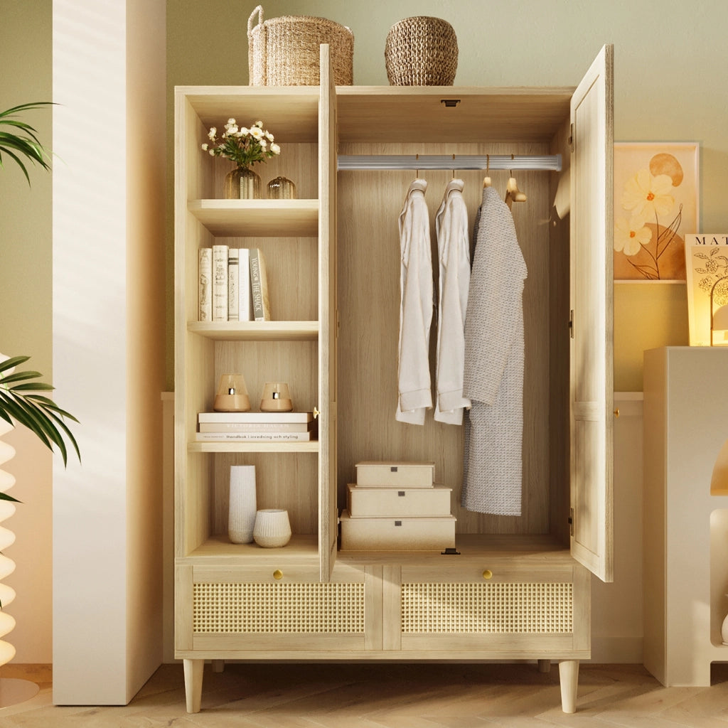 Armadio in legno massello, ante con decorazioni in vimini, 2 cassetti, ripiani aperti, color rovere