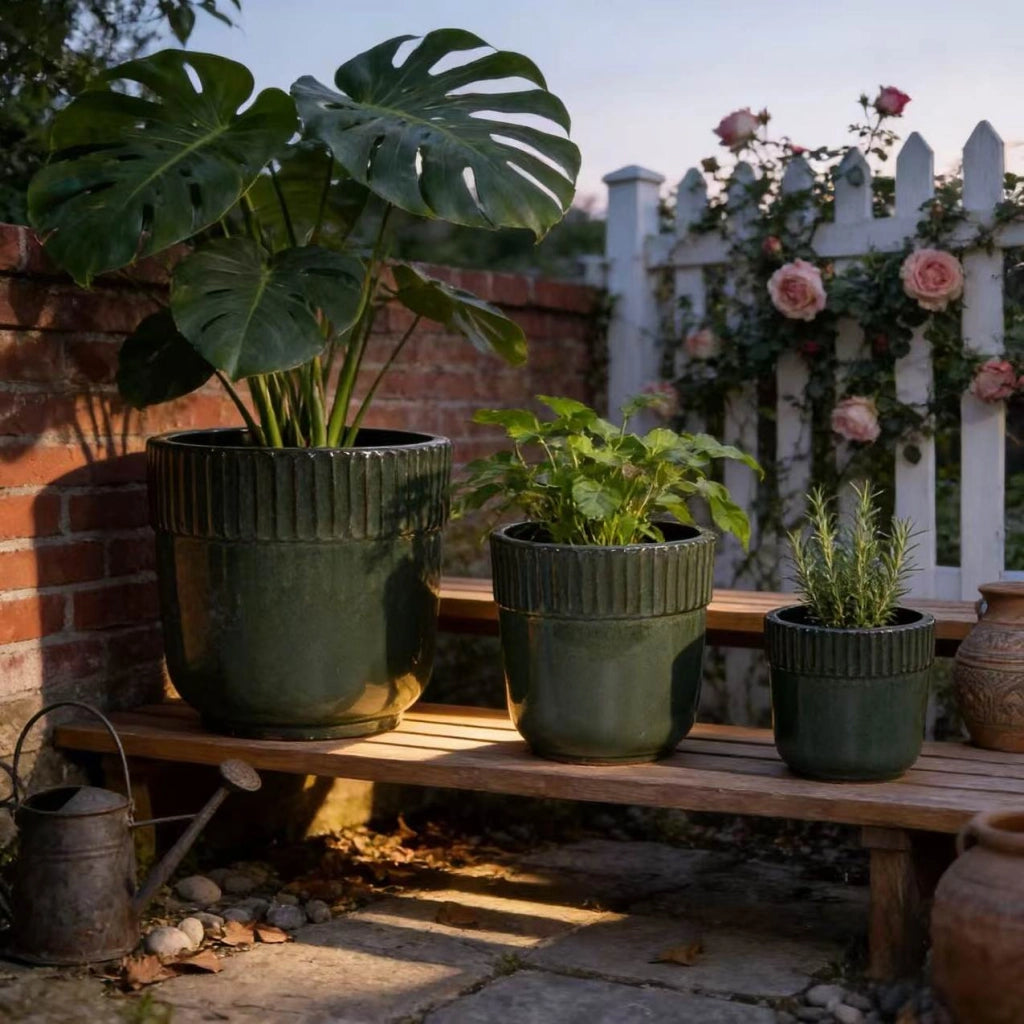 Set di 3 Vasi in Ceramica Artigianali Ø 38/30,5/23 cm, Verde Scuro Lucido con Righe Verticali, con Fori di Drenaggio per Giardino e Balcone
