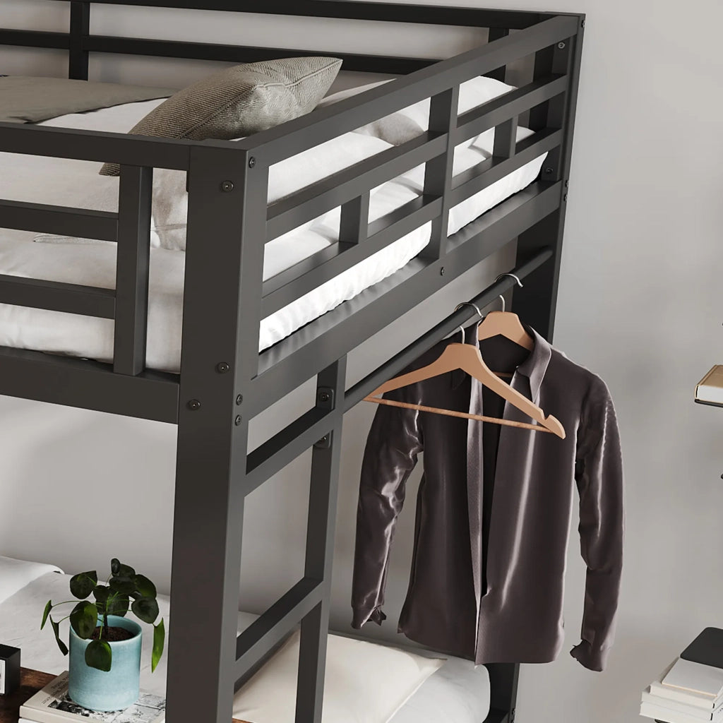 Letto a castello in metallo nero 140x200/90x200 cm con scrivania, appendiabiti, scala bilaterale e stazione di ricarica integrata