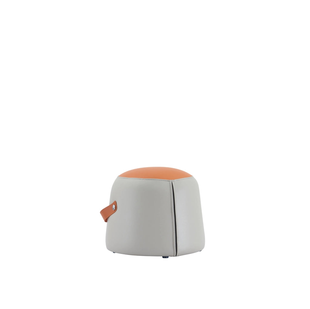 Pouf moderno imbottito con rivestimento in ecopelle grigio e arancione con maniglia in ecopelle marrone