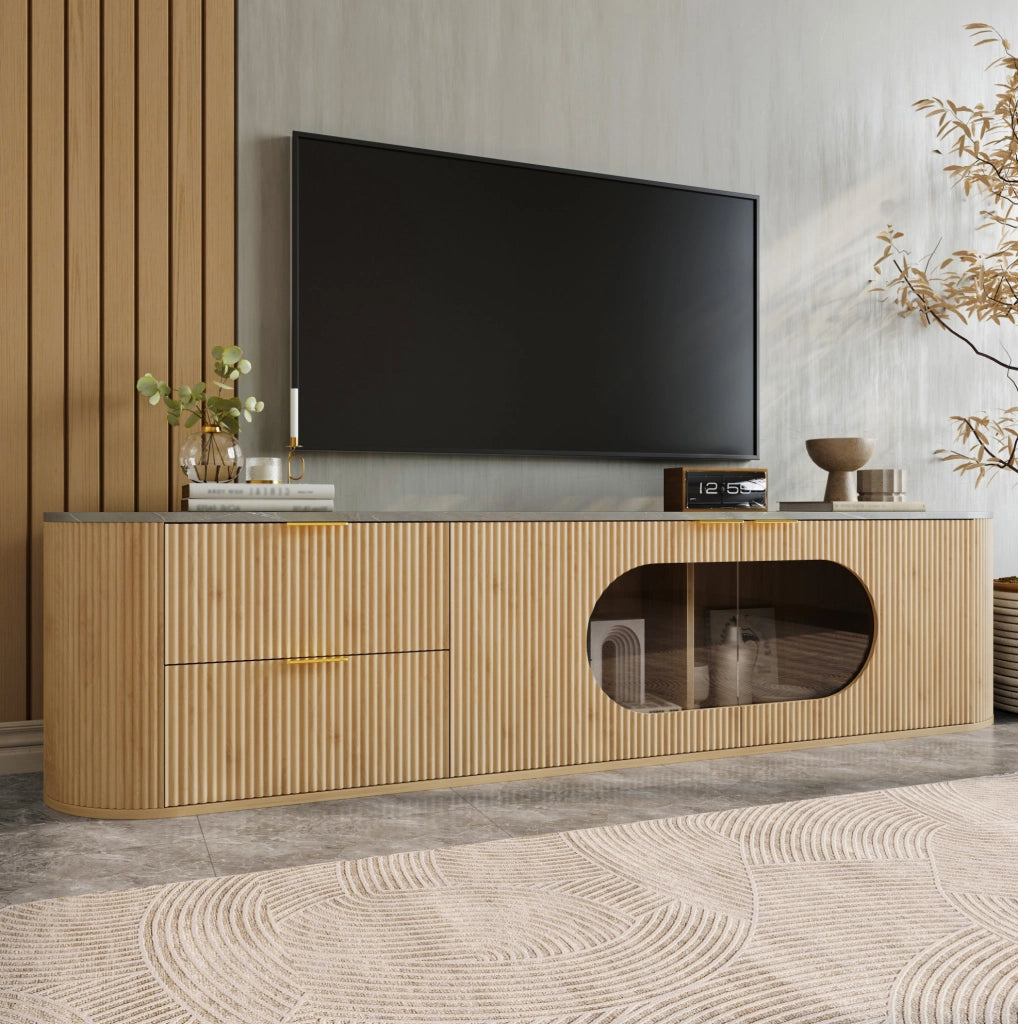 Mobile TV in MDF effetto legno naturale con ante 3D verticali e vetrina ovale in vetro grigio, 172x38x45,5 cm