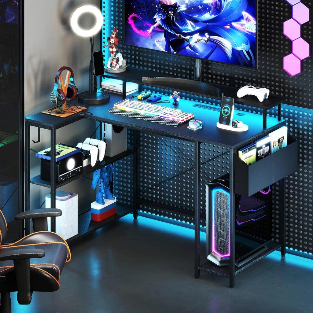 Scrivania Angolare da Gaming, Scrivania Salvaspazio a Forma di L con Luci LED, Stazione di Ricarica, Ripiani e Supporto per Monitor, Scrivania ad Angolo per Casa e Ufficio (Nero)