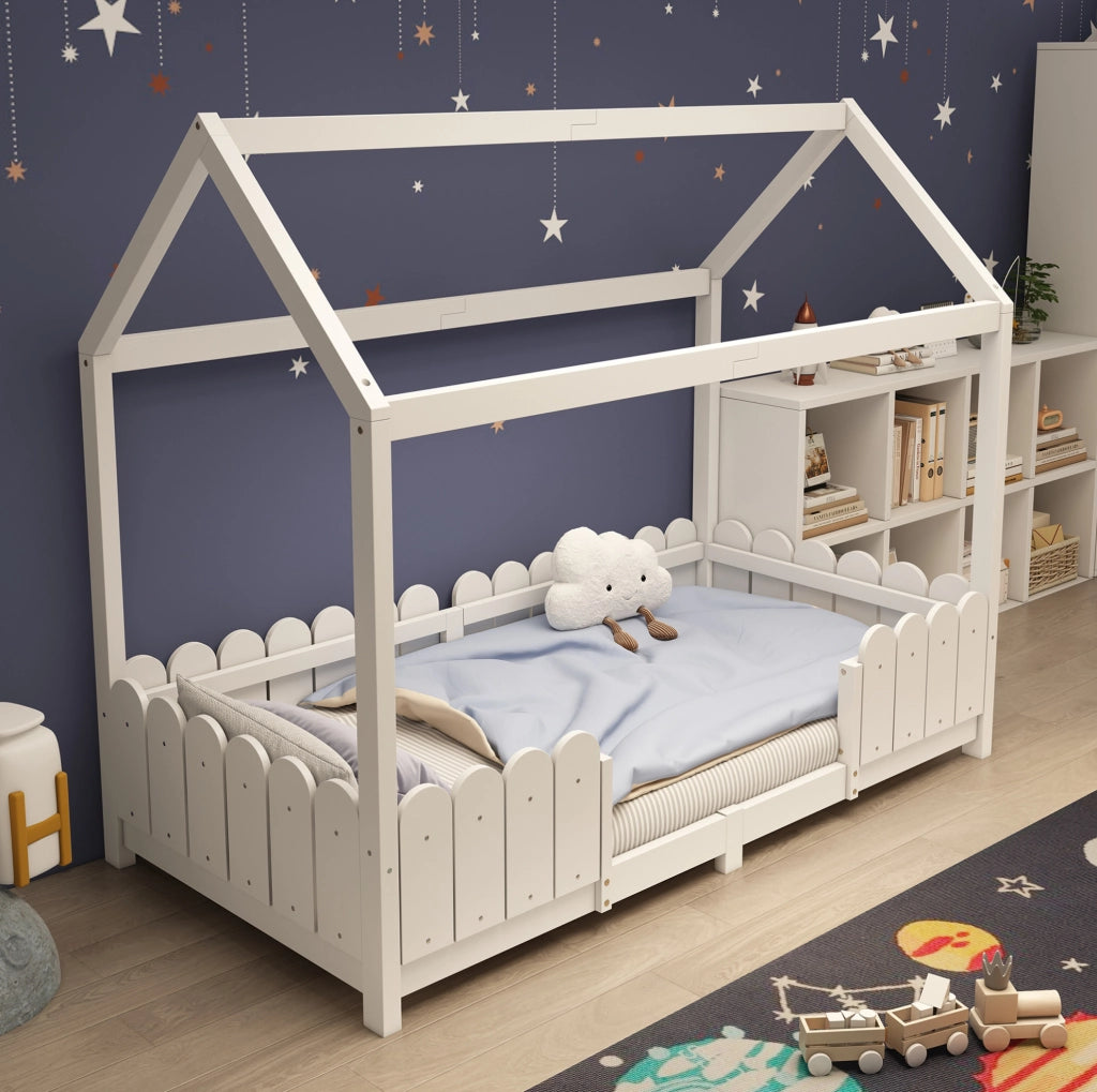 Letto a casetta per bambini 90x200 cm con protezione anticaduta e rete a doghe; legno e MDF bianco