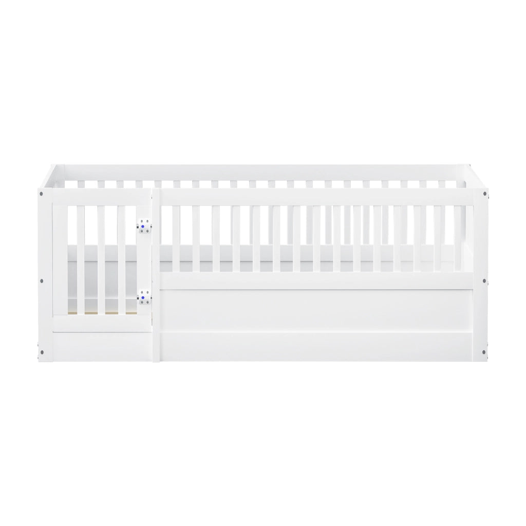 Letto per bambini basso 140 × 200 cm con barriera e porticina apribile, senza materasso, in legno bianco