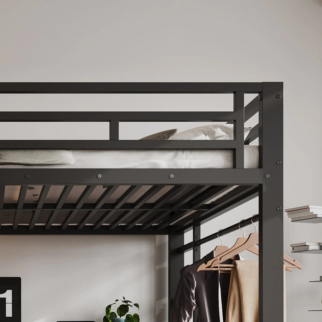 Letto a castello in metallo nero 140x200/90x200 cm con scrivania, appendiabiti, scala bilaterale e stazione di ricarica integrata
