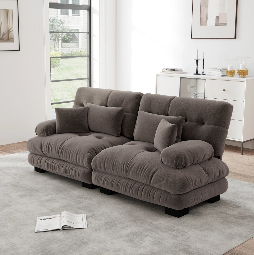 Divano angolare in chenille marrone con struttura in legno massello, 2 cuscini lombari e 2 cuscini decorativi