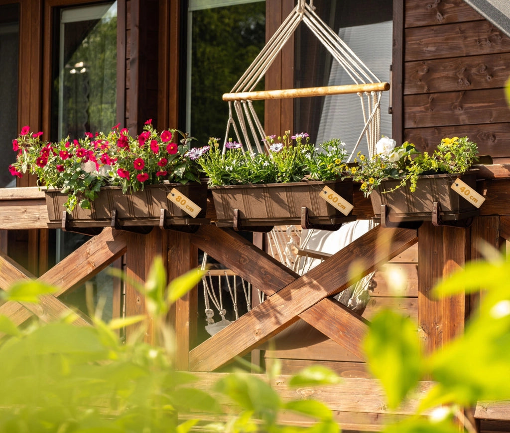Fioriera da balcone KADAX da 60 cm con supporto e balaustra.