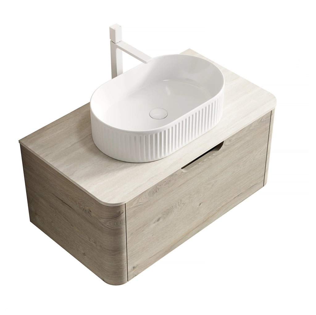 Mobile bagno sospeso 80 cm con lavabo ovale bianco in ceramica e piano in travertino sinterizzato, armadietto in multistrato effetto quercia crema con cassetto