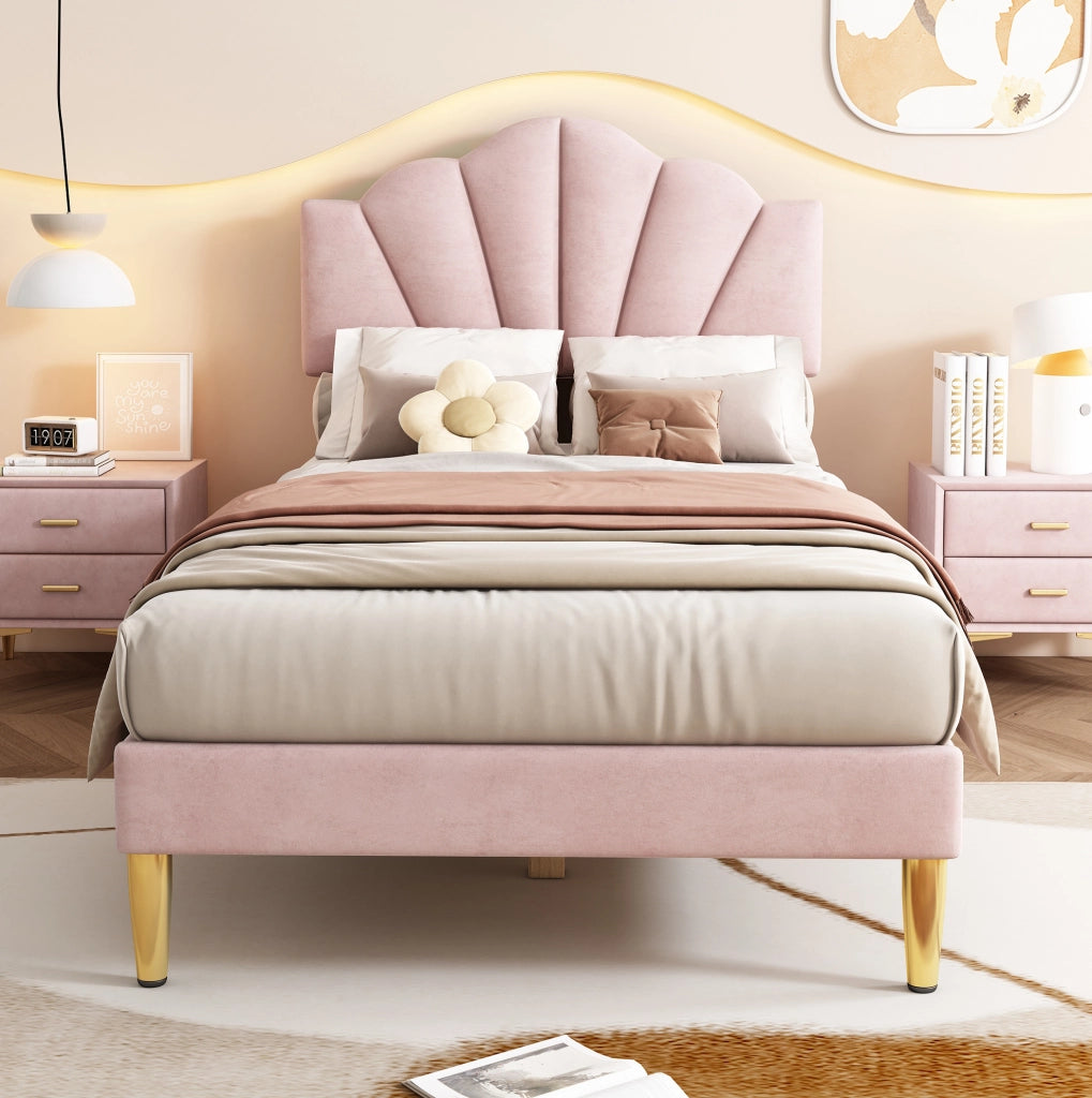 Letto singolo 90x200 cm in velluto rosa; testiera regolabile e gambe in ferro dorato