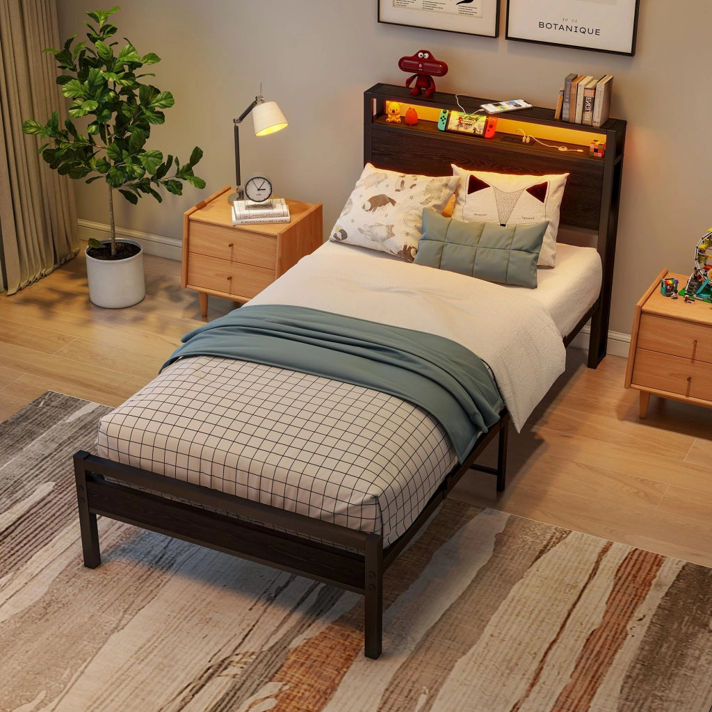 Letto singolo 90 × 200 cm con testiera a 2 ripiani; ricarica USB e presa; rete a doghe in metallo; nero