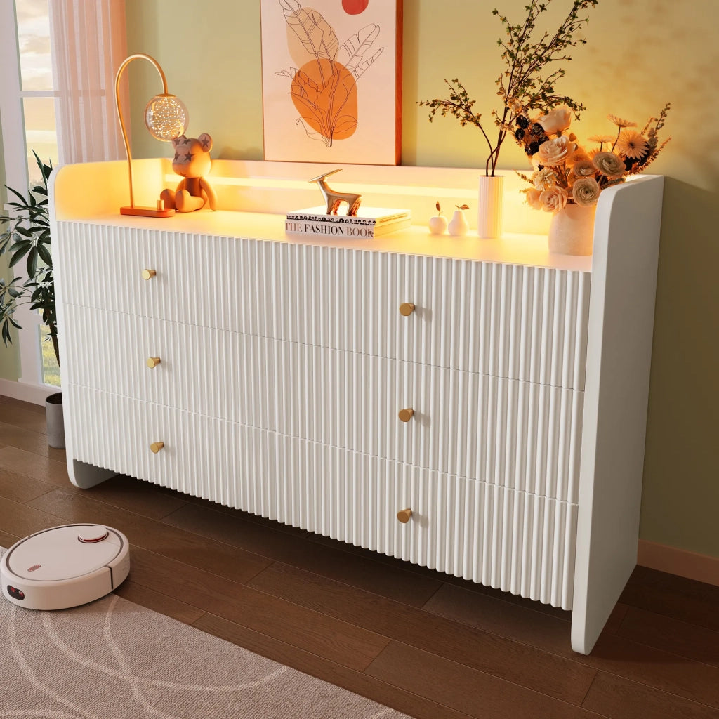 Sideboard bianco 120x40x75 cm con illuminazione LED e 6 cassetti, design moderno a scanalature ondulate per soggiorno e camera da letto