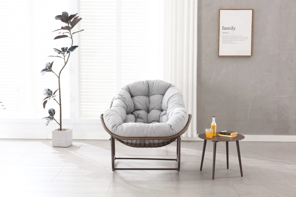Poltrona a dondolo oversize in rattan sintetico grigio con cuscino spesso, per esterni e interni, 78x106x90 cm