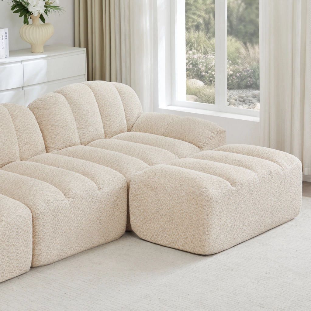 Divano modulare ad angolo 3 posti con pouf, imbottitura in schiuma ad alta densità 32D, tessuto morbido beige chiaro