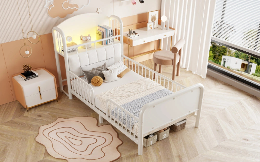 Letto singolo per bambini ULEVR 90x200 cm con sponde di sicurezza, testiera imbottita, vano e LED bianco