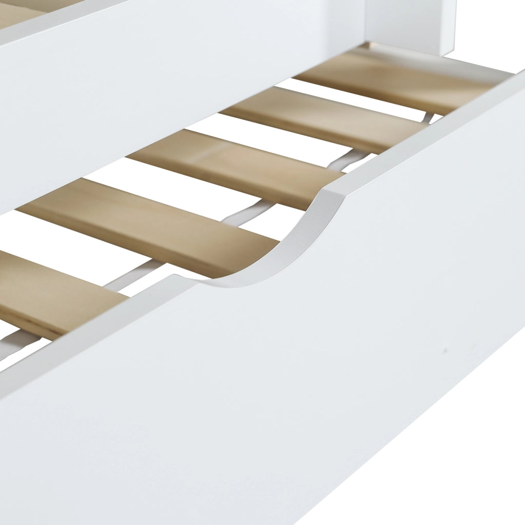 Letto a castello per bambini bianco con letto estraibile, scivolo, scala a 4 gradini e mensole, 90x200/90x190 cm, in pino e MDF