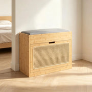 Panca da ingresso con scarpiera in bambù naturale anta in rattan PE cuscino e ripiani regolabili 48 × 63 × 29 cm