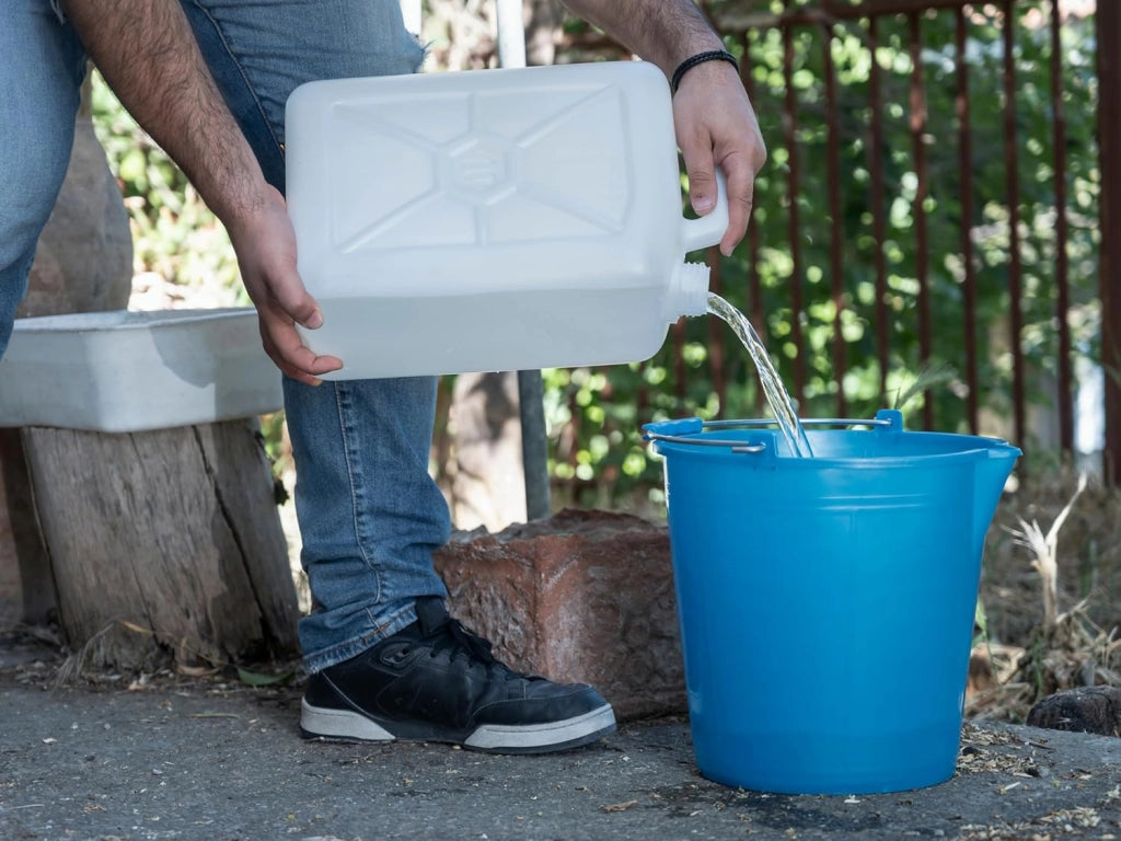 Secchio comune con becco capacità 7 litri in polipropilene con manico rivestito Ecoplast