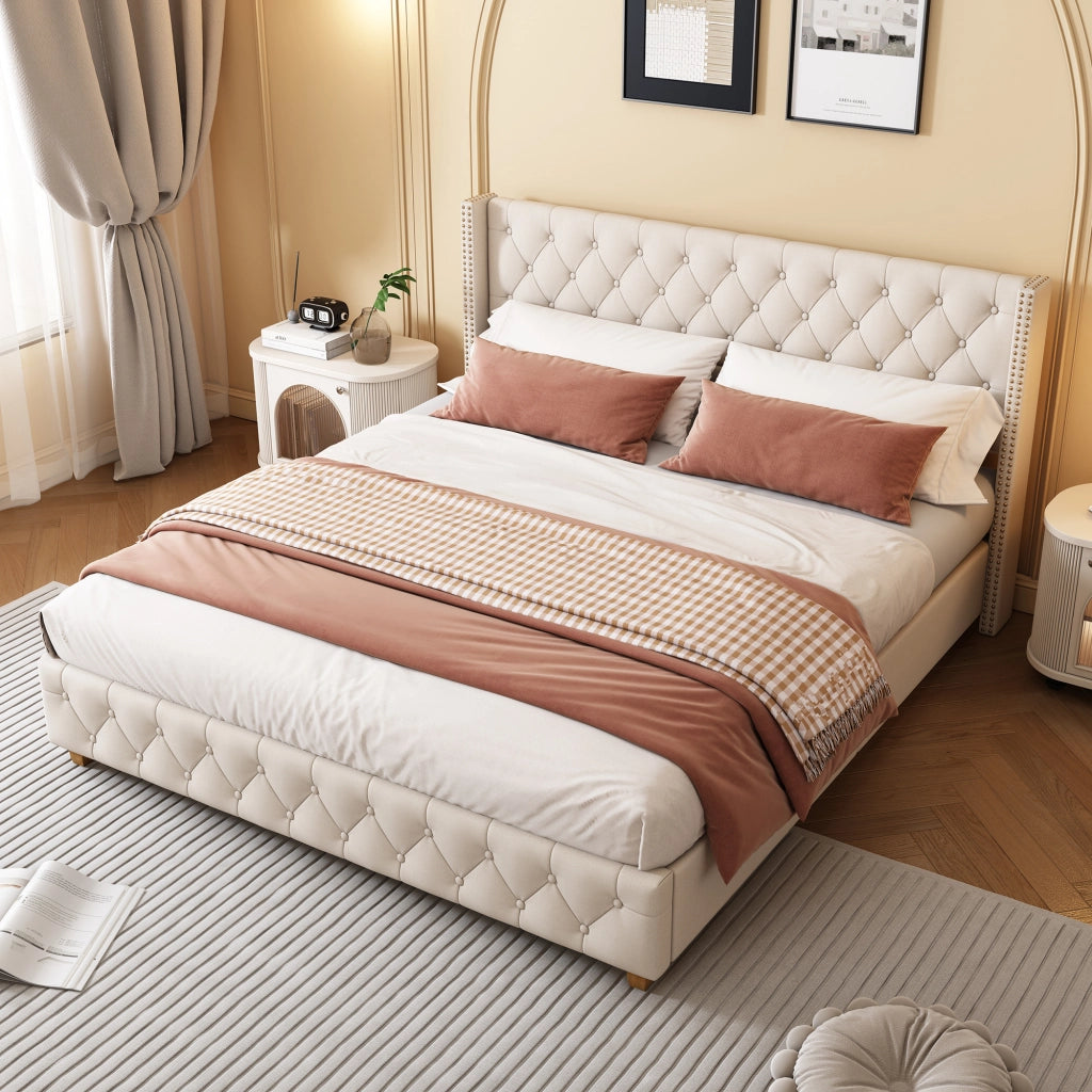 Letto imbottito 180 × 200 cm con rete a doghe; testiera con bottoni; rivestimento in lino beige e piedi in legno