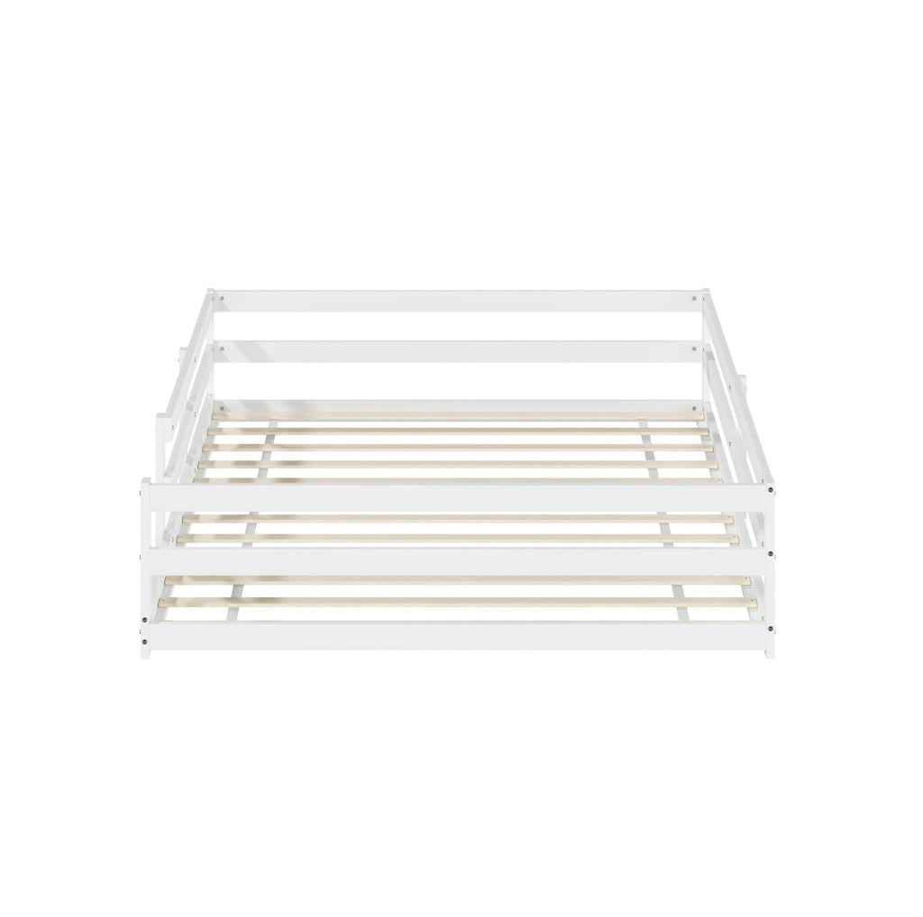 Letto Montessori a pavimento 140x200 cm con sponde su 4 lati in pino bianco HOMVRA