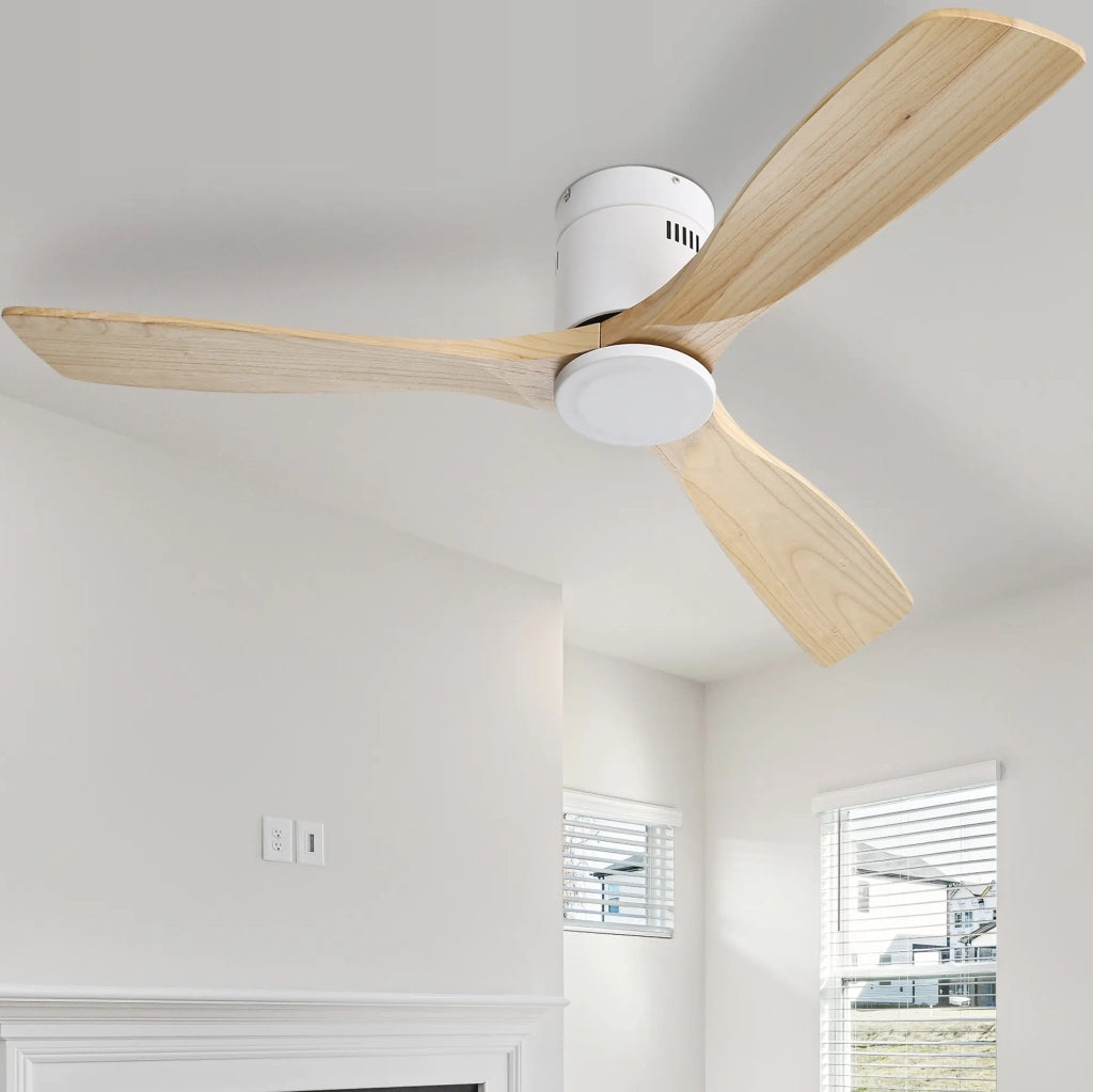 Ventilatore da soffitto bianco con 3 pale in legno, motore DC reversibile e telecomando