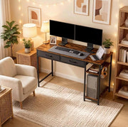 Scrivania moderna DESMIU con 2 cassetti in tessuto e mensola laterale, 120x51x75 cm, colore Rustico Marrone