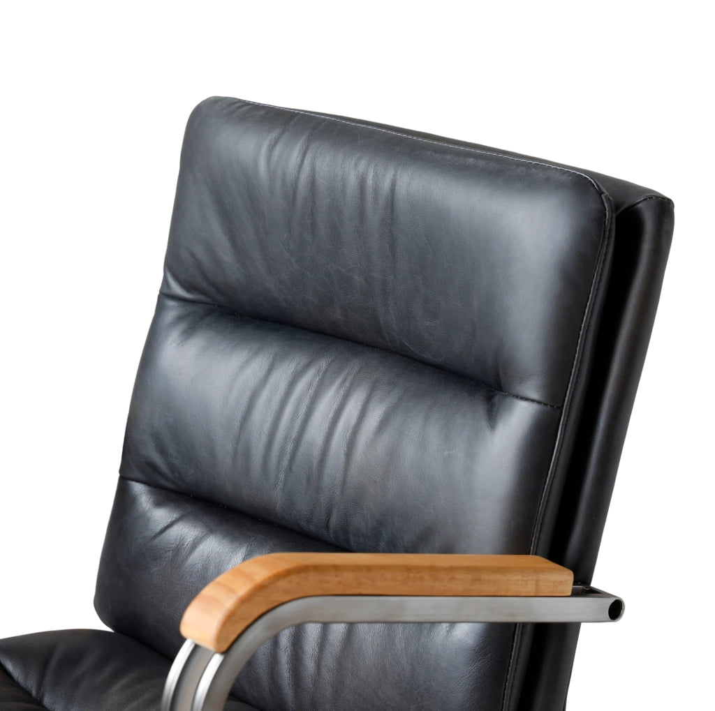Sedia da ufficio ergonomica in pelle nera con braccioli e ruote