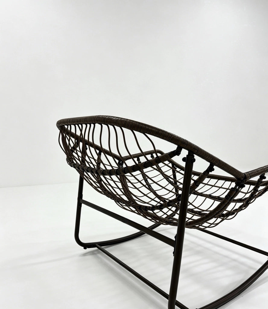 Poltrona a dondolo da esterno in rattan sintetico con cuscino imbottito, dimensioni 78x106x90 cm, colore bianco