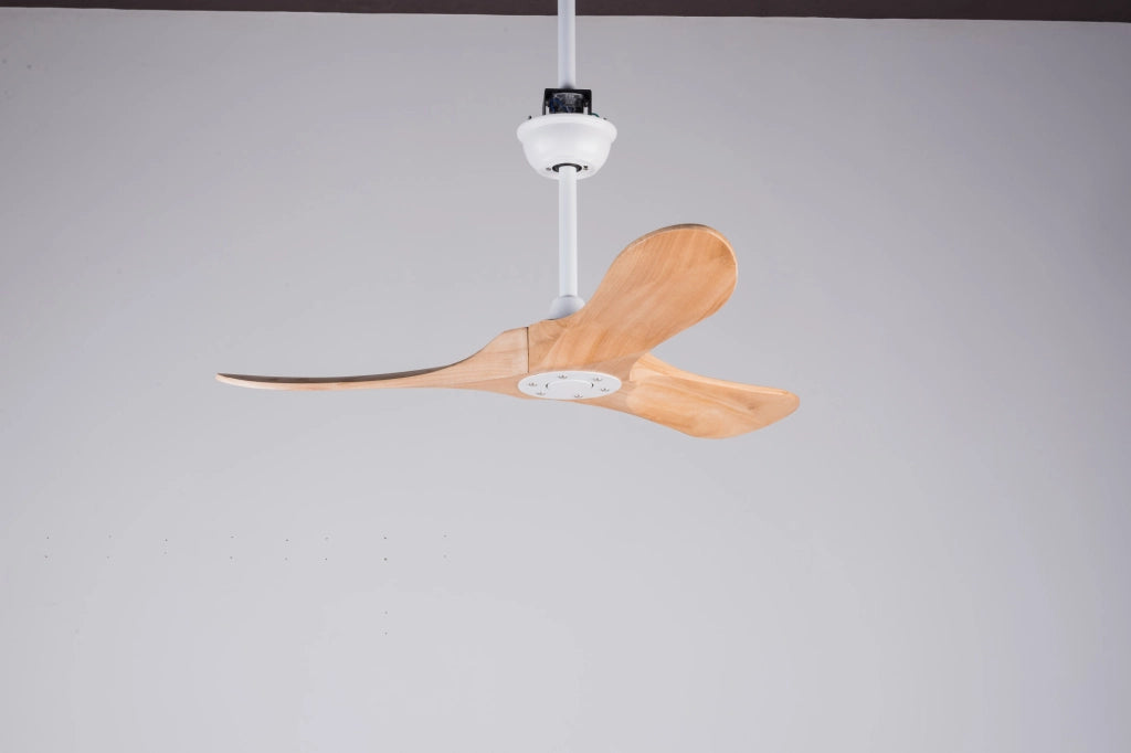 Ventilatore a soffitto da 42 pollici con pale in legno naturale, motore DC silenzioso, funzione memoria e telecomando, design a elica per interni ed esterni