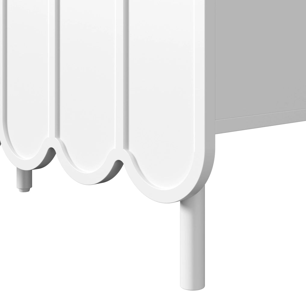 Credenza bianca moderna con porte ondulate e ante senza maniglie