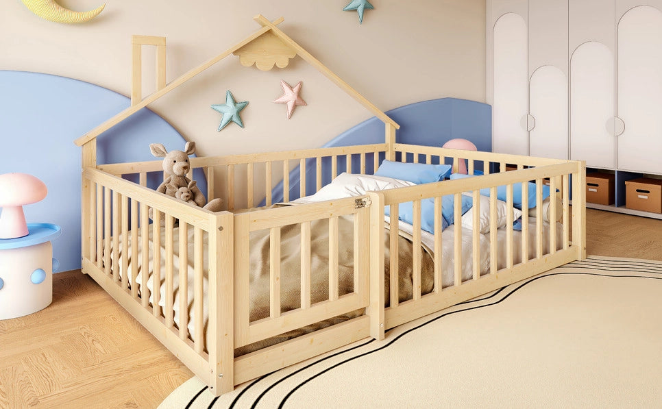 Letto per bambini 140x190 cm in legno di pino naturale con struttura a casa e protezione con chiusura