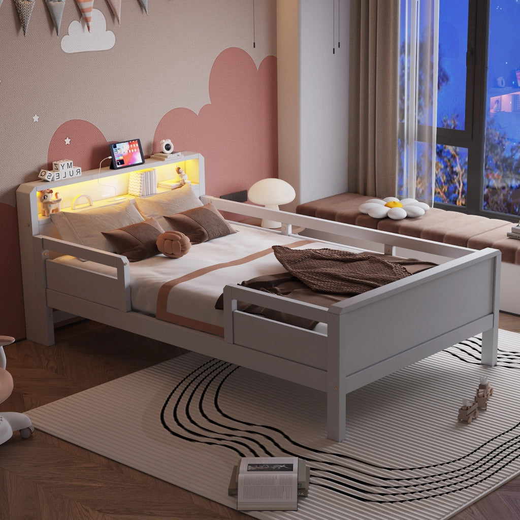 Letto per bambini singolo 90 × 200 cm con barriera, LED, USB e Type-C, senza materasso, in pino bianco