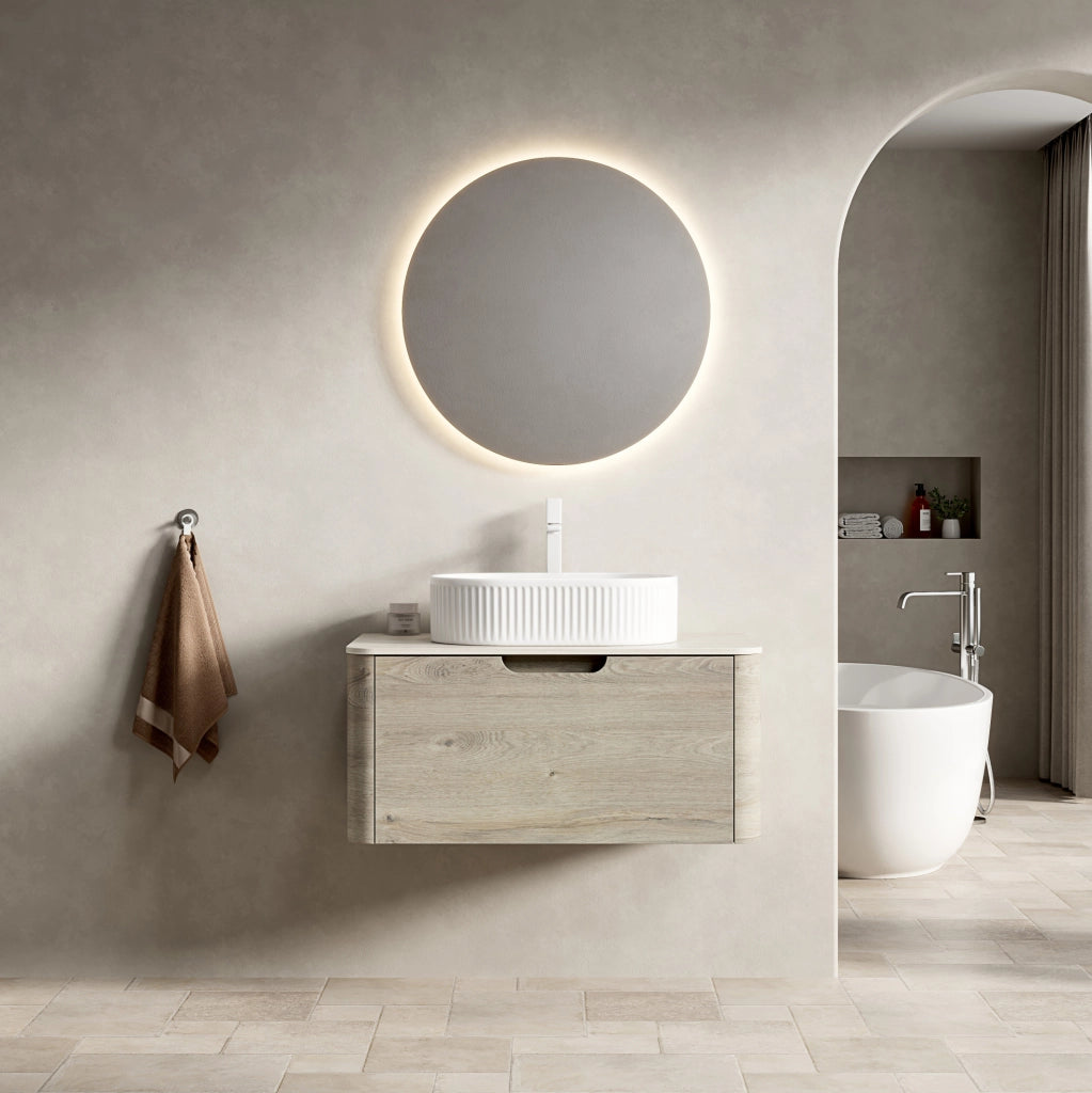 Mobile bagno sospeso 80 cm con lavabo ovale bianco in ceramica e piano in travertino sinterizzato, armadietto in multistrato effetto quercia crema con cassetto