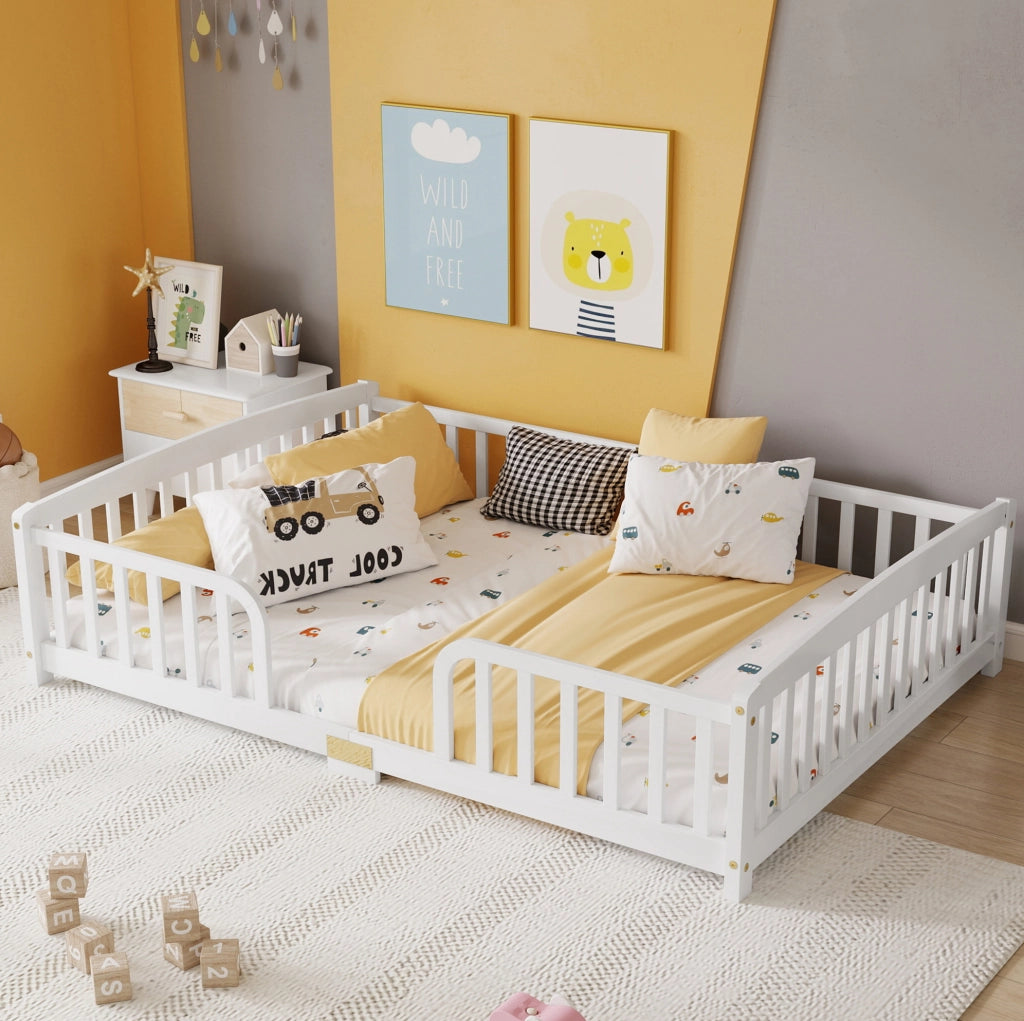 Letto a pavimento ULEVR 140x200 cm per cameretta con sponde di sicurezza e ingresso centrale, bianco