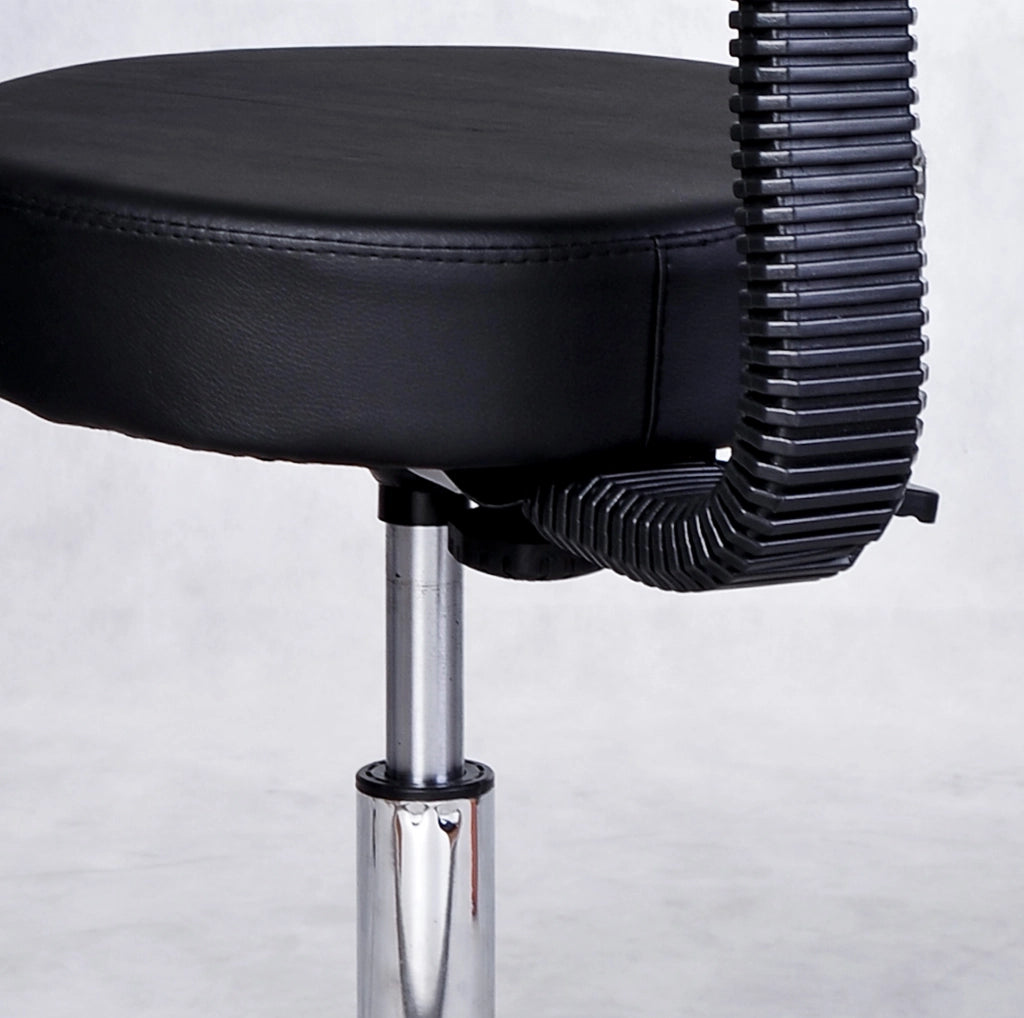 Sgabello girevole ULEVR nero con schienale, altezza regolabile 43-55 cm e 5 ruote in nylon