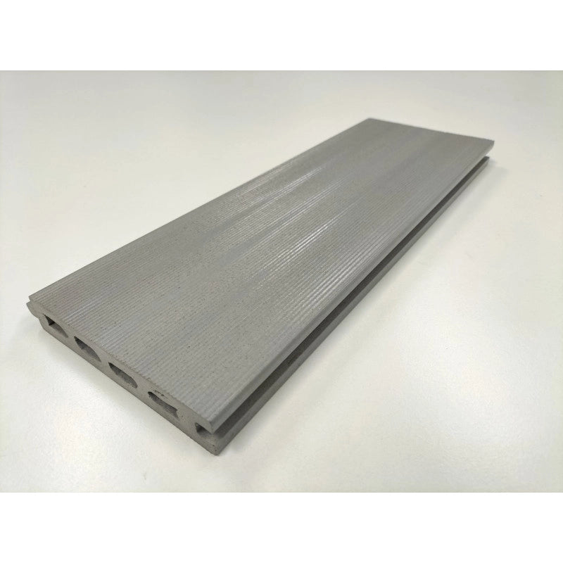 Pavimento esterno WPC grigio chiaro zigrinato, listoni 300 cm con clip fissaggio nascosto per terrazzo giardino - Esterni da Vivere
