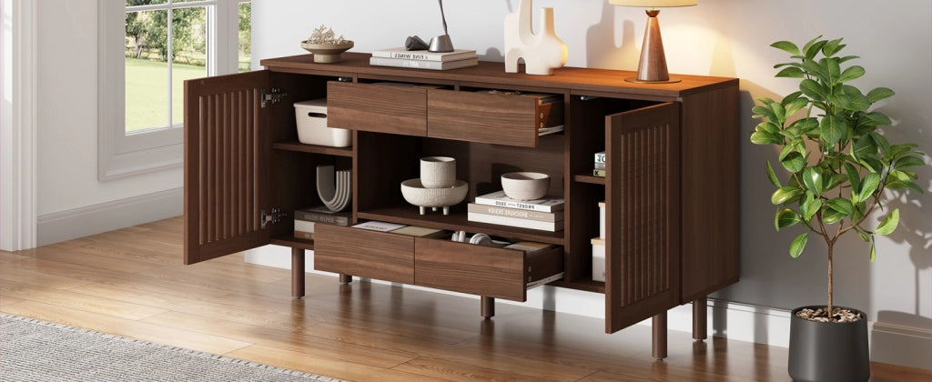 Credenza soggiorno color noce 140 x 35 x 71 cm con 4 cassetti e 2 ante a doghe; MDF e gambe in legno massello