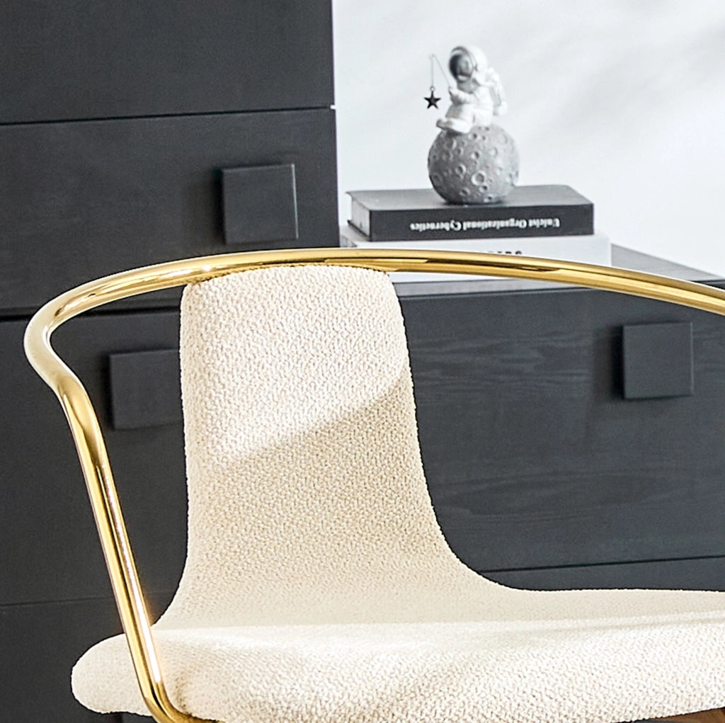 Set 2 sgabelli da bar con braccioli in tessuto teddy bianco e gambe in legno HOMVRA