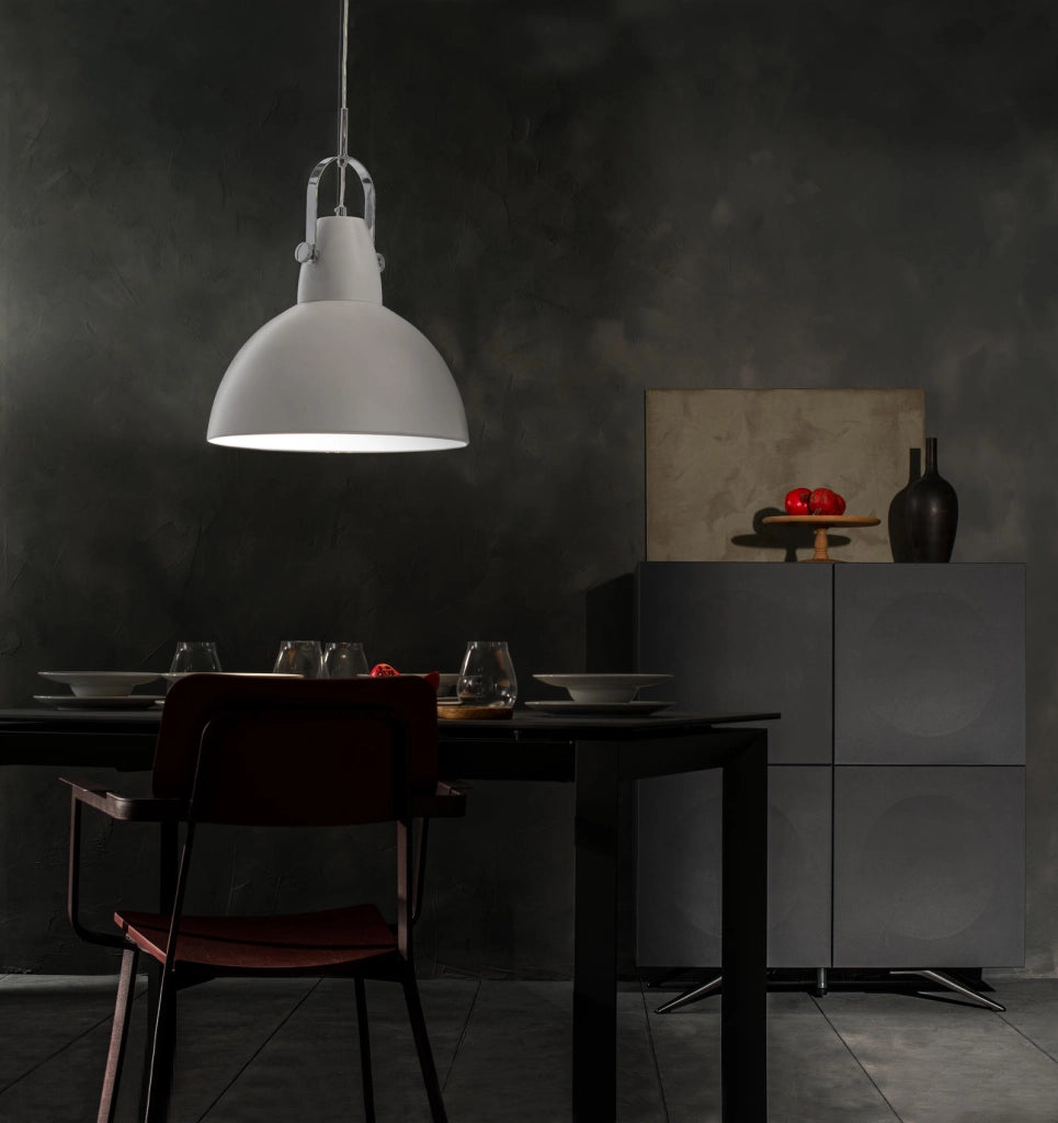 Lampada a sospensione Kande in metallo bianco opaco con cavo regolabile, design moderno ed elegante per interni - Illuminazione Kande