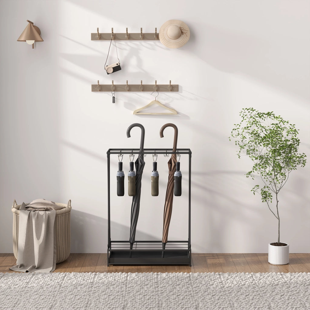 Portaombrelli rettangolare in acciaio nero con 21 supporti e 24 ganci; vaschetta estraibile 50 × 24 × 68 cm