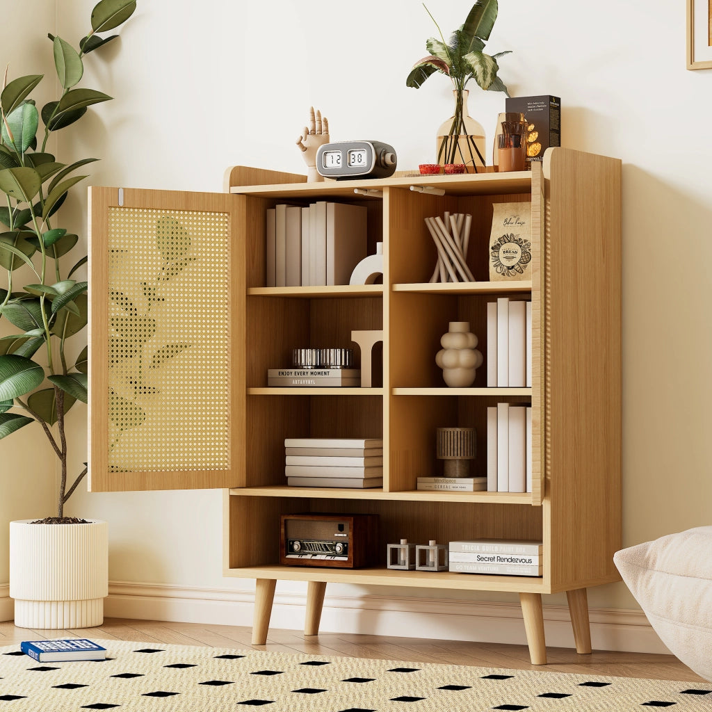 Scarpiera con 2 ante a pressione; ripiani interni; gambe in legno; finitura rovere chiaro; 80 × 105 × 35 cm
