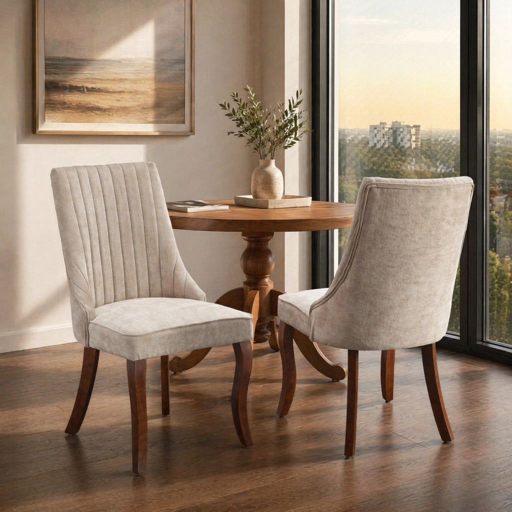 Sedia da sala da pranzo imbottita in ciniglia con schienale alto, gambe in legno massello e piedini regolabili beige