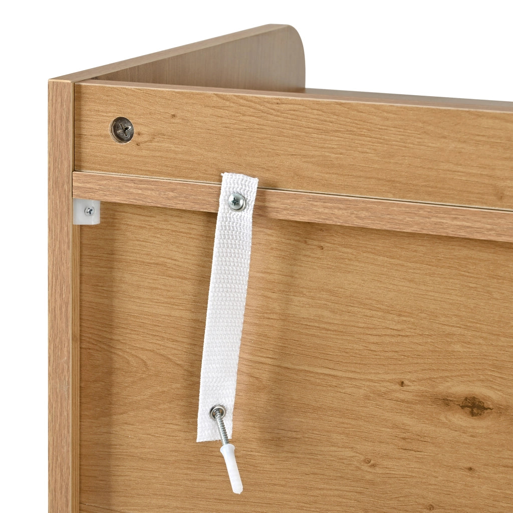 Scarpiera con panca imbottita; 3 ante in rattan PE; 4 ripiani aperti regolabili; cassetto e protezione antiribaltamento; 142 × 35 × 110 cm