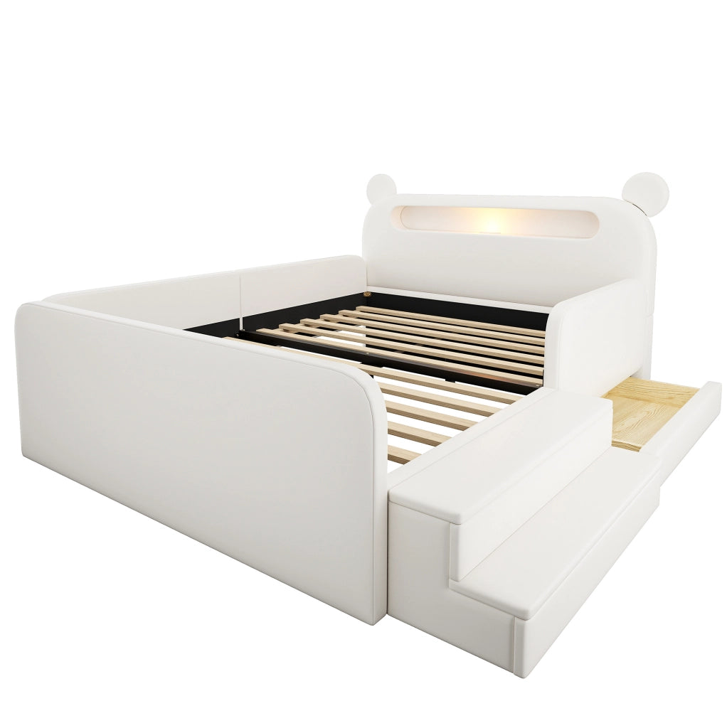 Letto imbottito per bambini 140x200 cm con testiera a forma di orso, luce notturna, porta USB, vano contenitore integrato e seduta a gradini, rivestimento in ecopelle bianco
