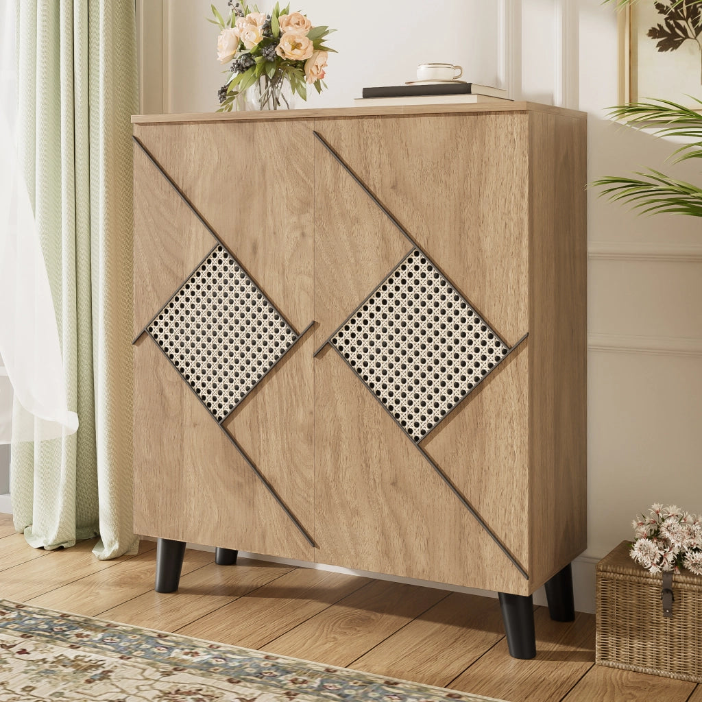 Scarpiera con ante chiuse e ripiani multipli in pannello truciolare effetto legno con gambe in PVC