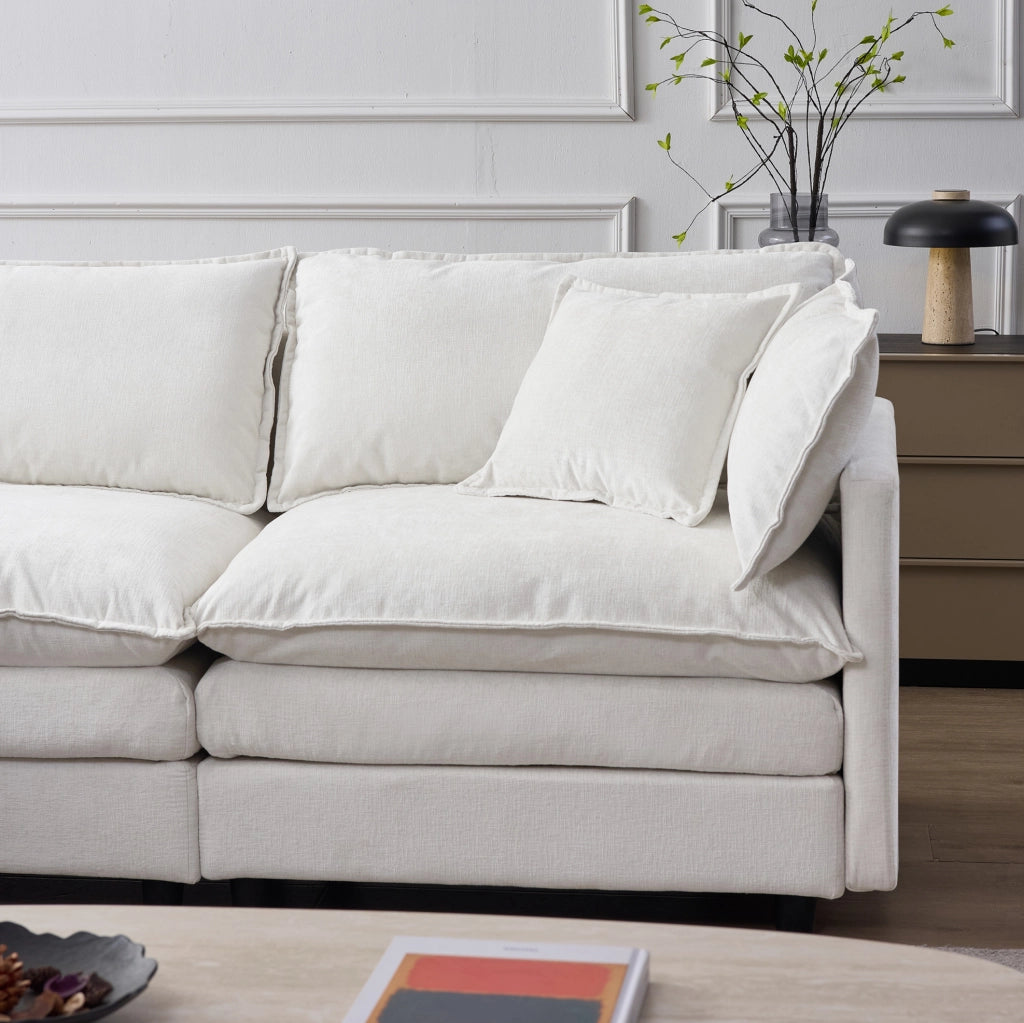 Divano angolare modulare a L 3 posti con chaise longue e pouf in tessuto chenille premium