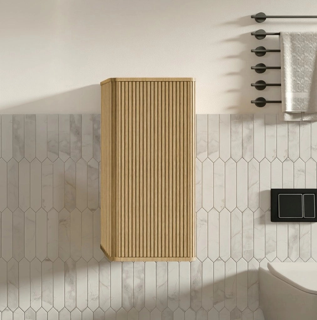 Mobile bagno da parete in rovere con design scanalato e apertura push-to-open